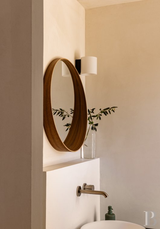 Dans le Gard, en bordure de l’Ardèche, un ancien mas restauré au milieu des oliviers, des vignes et des lavandes - photo  n°22